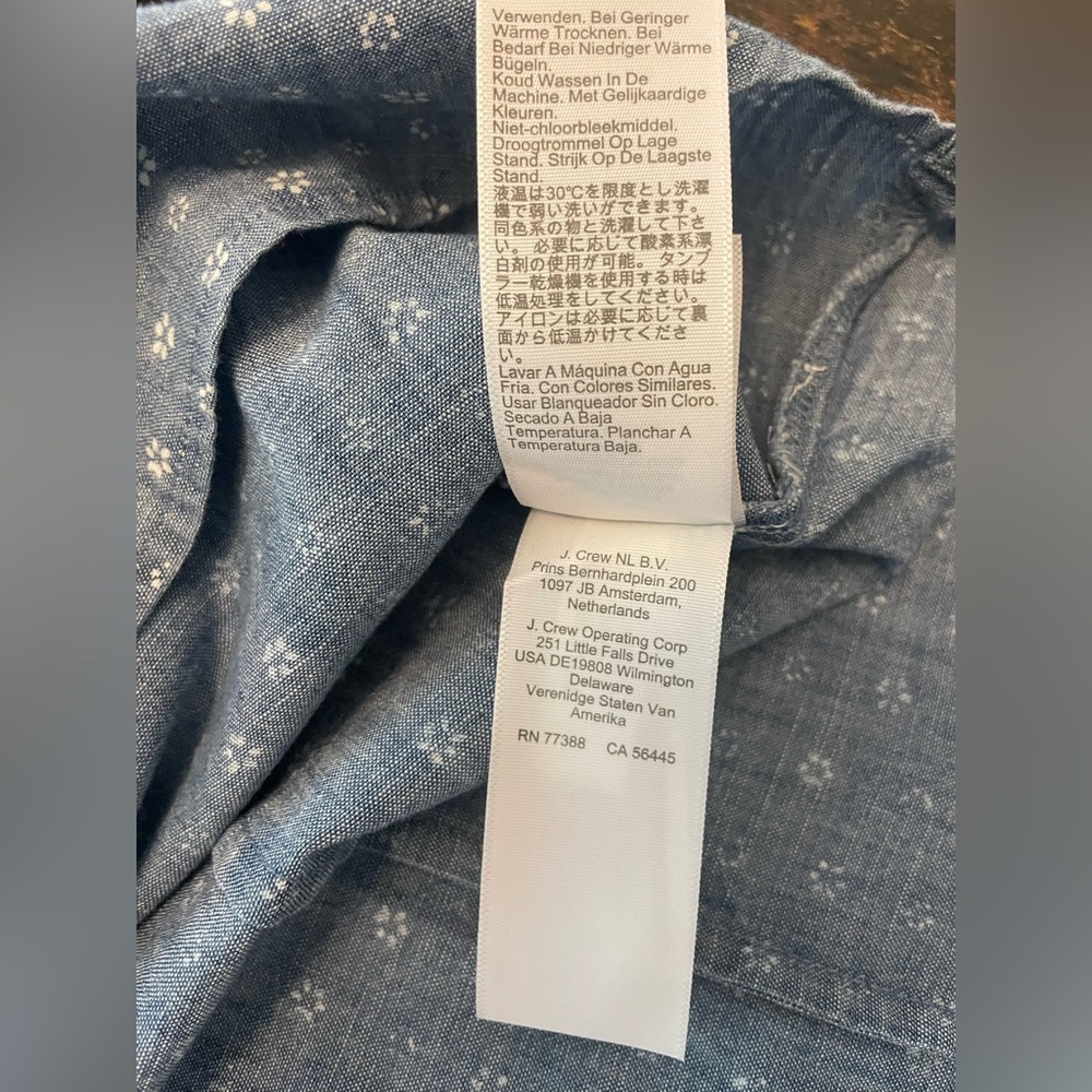 J Crew - NWT Long Sleeve Button Down Floral Print Chambray Shirt. Size small - Picture 9 of 11